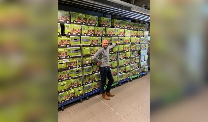 George Lenssen met de voedselpakketten voor de Voedselbank.
