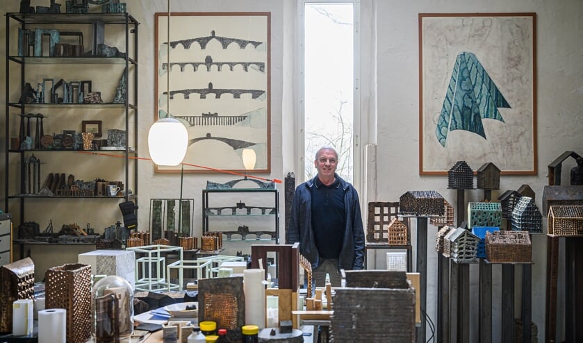 <p>Cor Litjens in zijn atelier.</p>