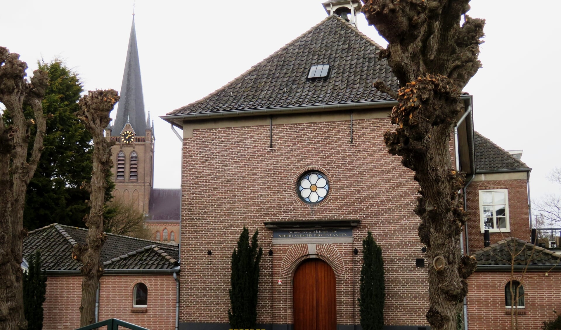 Protestantse kerk in Beuningen met de RK kerk op de achtergrond