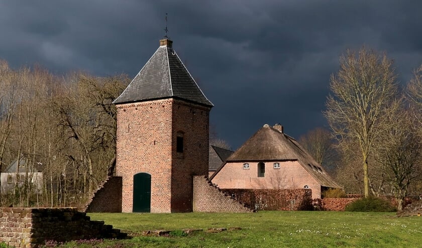 <p>Donkere wolken boven het park Den Blankenburgh.</p>