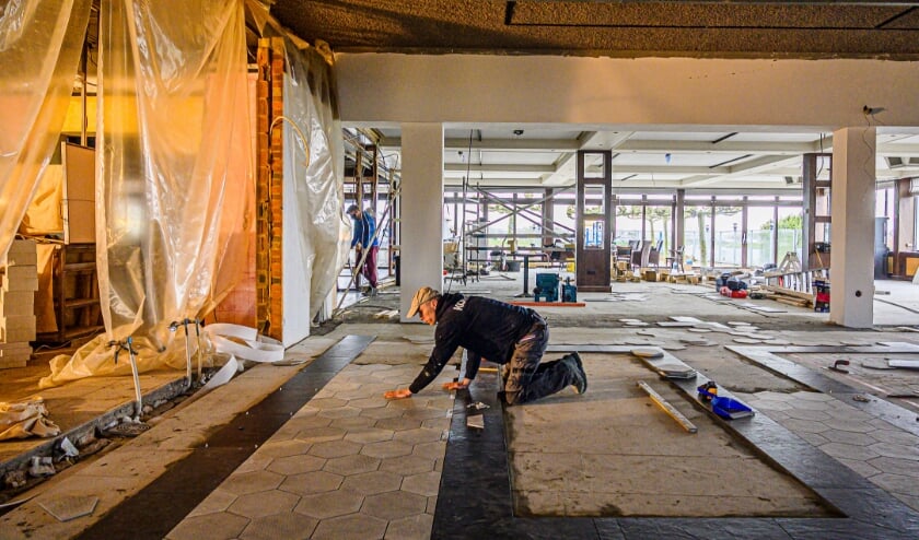 <p>Man aan het werk bij verbouwing Moeke Mooren.</p>