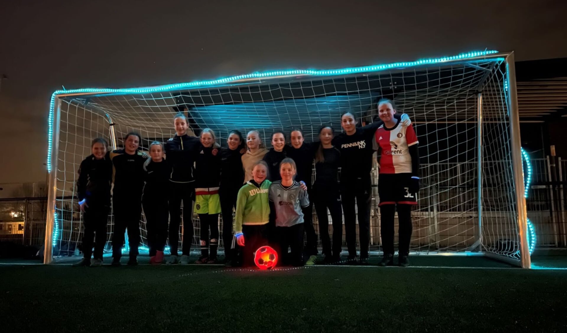 De Leones meiden van MO13 tijdens hun Glow in the Dark event.