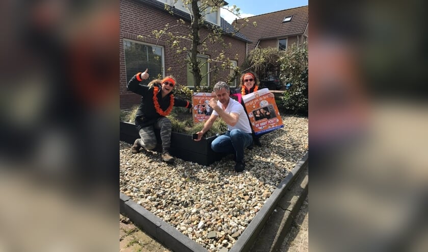 Voorbereidingen voor Koningsdag in Puiflijk.
