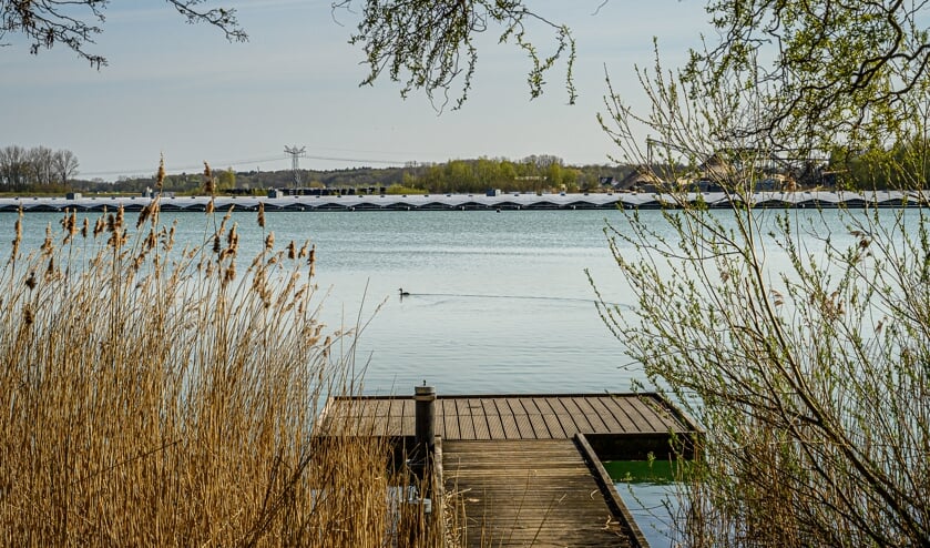 Zonnepark op de Uivermeertjes in Deest in aanbouw.