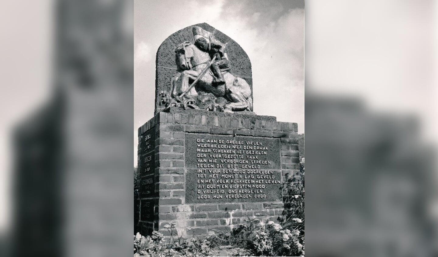 Het in de buurt van het Javaplein geplaatste oorlogsmonument in 1945/1946 