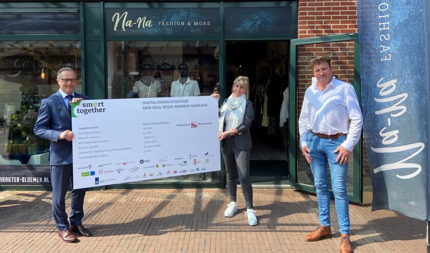 Uit handen van wethouder Hans Driessen ontving Nathalie van Perlo van Na-Na Fashion & More uit Beuningen de eerste Beuningse digitaliseringsvoucher.