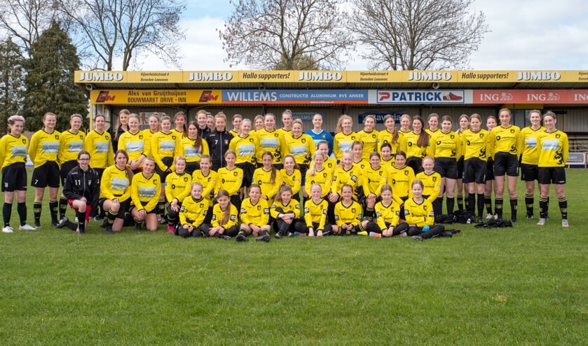 De meiden- en damesvoetbalsters van Leones.