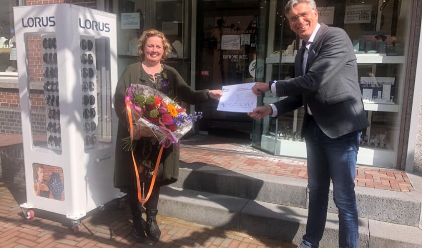 Wethouder Willy Brink reikt eerste waardebon voor hulp bij digitalisering uit