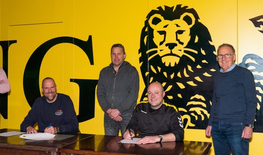 Contract ondertekening trainers Dames en MO19 teams bij Leones