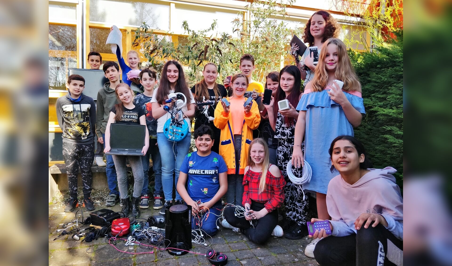 Leerlingen van de Prinses Margrietschool uit Tiel tonen trots de elektrische apparaten die zij hebben ingezameld
