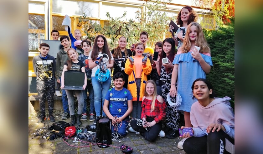 Leerlingen van de Prinses Margrietschool uit Tiel tonen trots de elektrische apparaten die zij hebben ingezameld