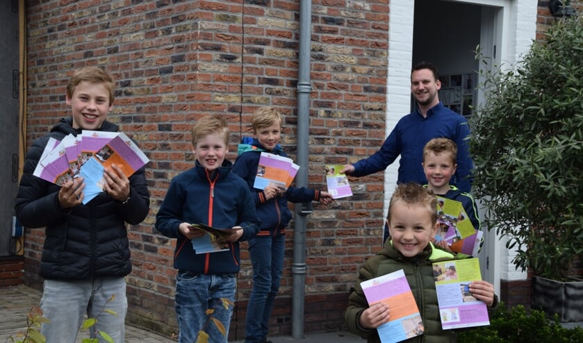 <p>Wethouder Rob Reuvers met de flyerende Jans, Thijs, Daan, Noud en Luuk.</p>