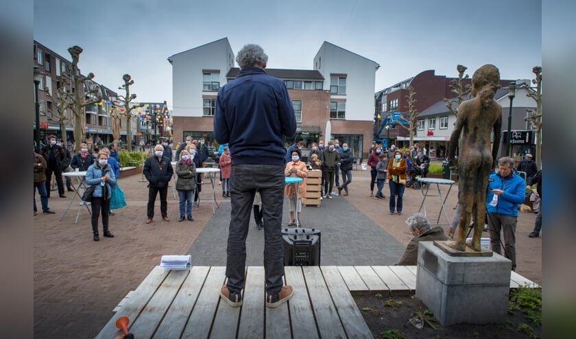 Actie van de Stichting Tegenwind op het Julianaplein in Beuningen. Een ballon wordt opgelaten tot een hoogte van 245 meter.