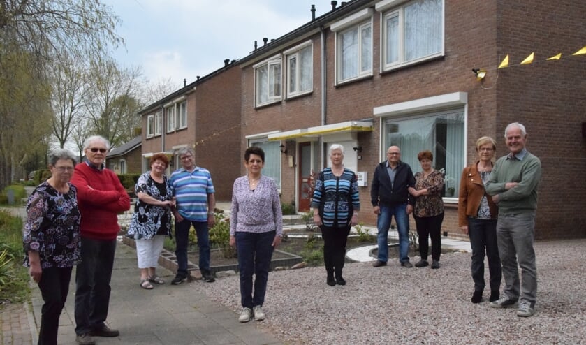 <p>V.l.n.r.: Riek en Jan van Ooijen, Hennie en Hein van Maurik, Nellie Derks, Annelies van Ooijen, Jo en Cilia de Leeuw, Hennie en Henk van Rossum.</p>