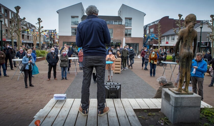 <p>Actie van de Stichting Tegenwind op het Julianaplein in Beuningen. Een ballon wordt opgelaten tot een hoogte van 245 meter.</p>