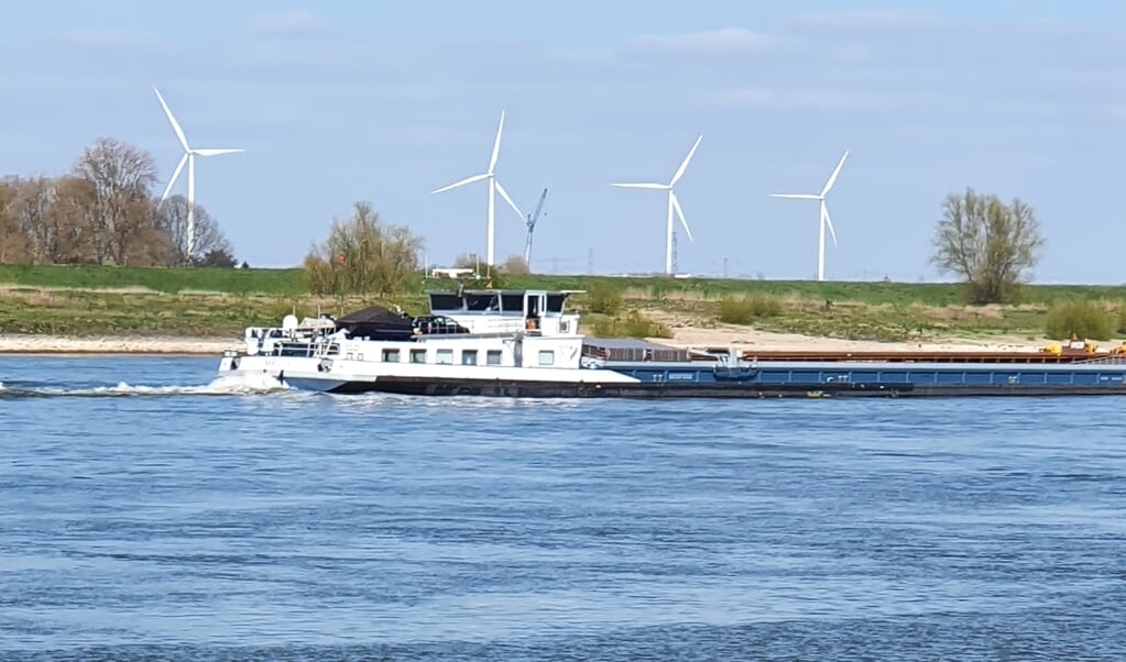 Zicht op windmolens vanaf de Waal bij Beuningen.