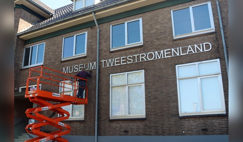 Museum, hoogwerker, schilderen