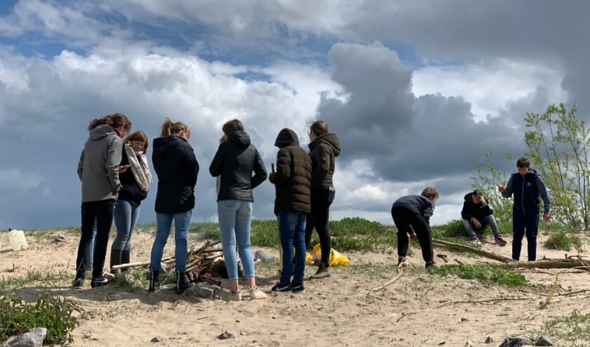 <p>De jongeren vermaakten zich op het Waalstrand in Dreumel.</p>