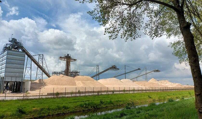 <p>De bergen zand bij de Beuningse Plas</p>