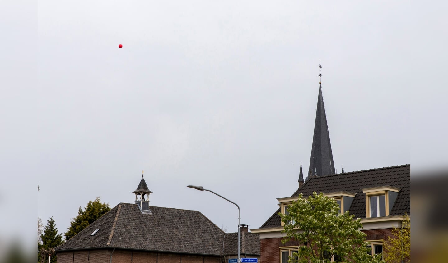 Actie van de Stichting Tegenwind op het Julianaplein in Beuningen. Een ballon wordt opgelaten tot een hoogte van 245 meter. 