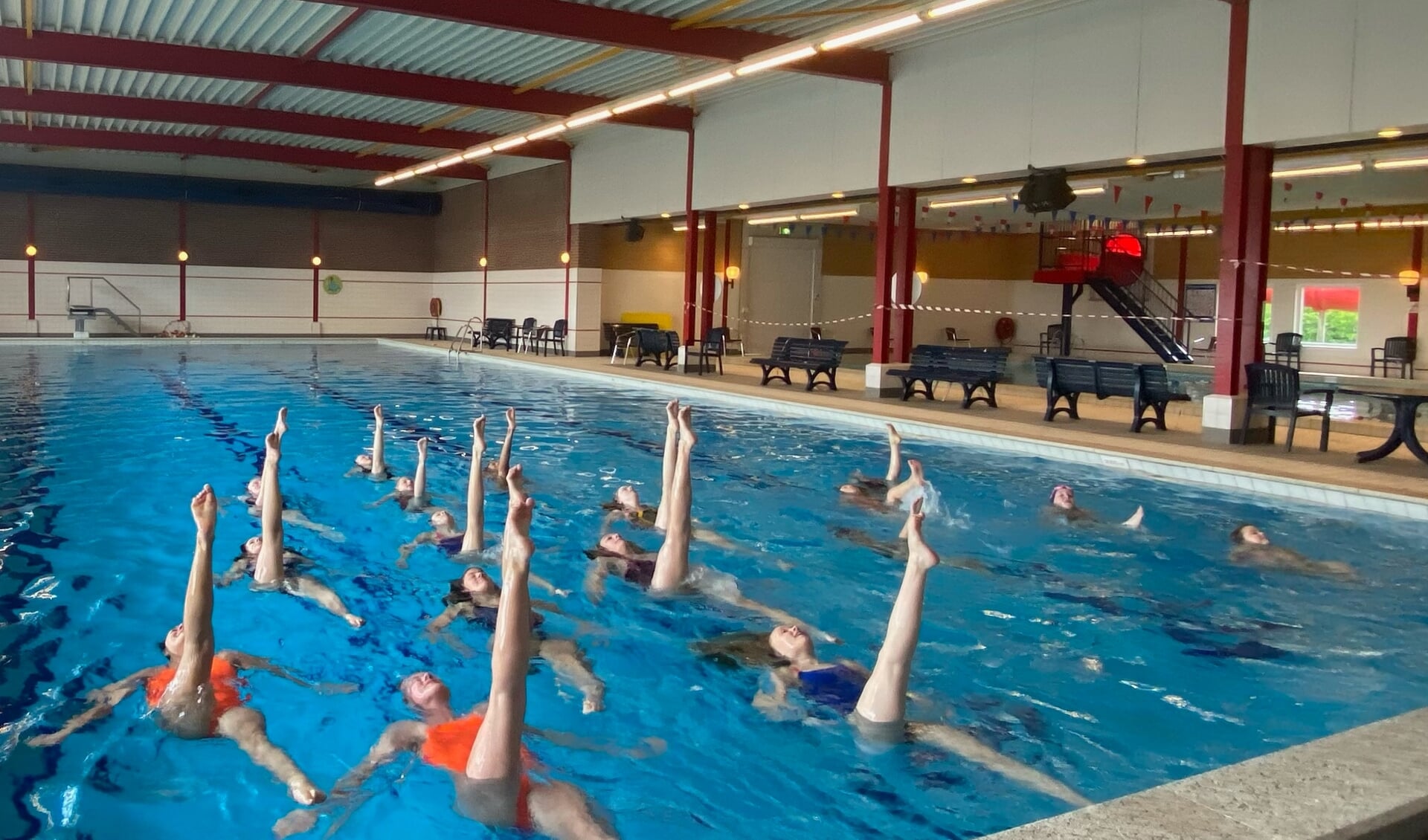 Synchroonzwemsters van Cadans in het huidige zwembad, De Plons.
