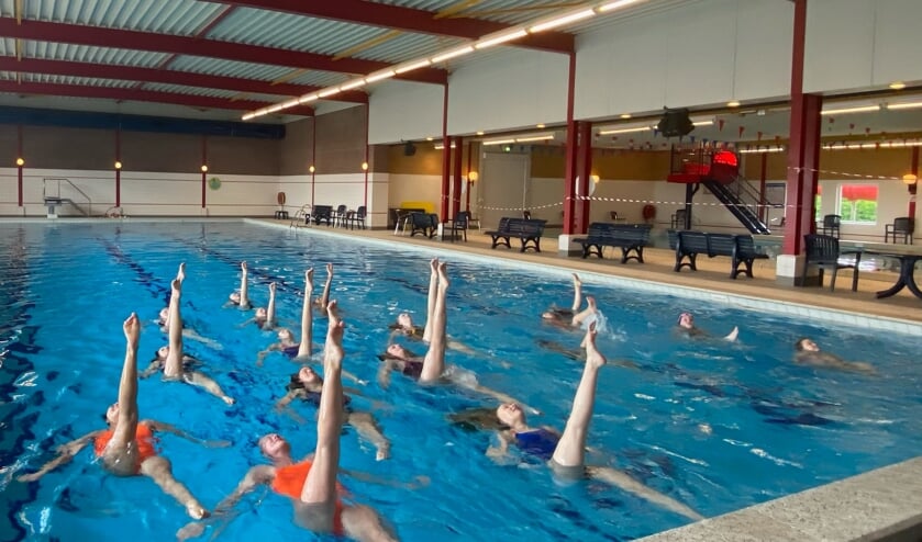 <p>Synchroonzwemsters van Cadans in het huidige zwembad, De Plons.</p>
