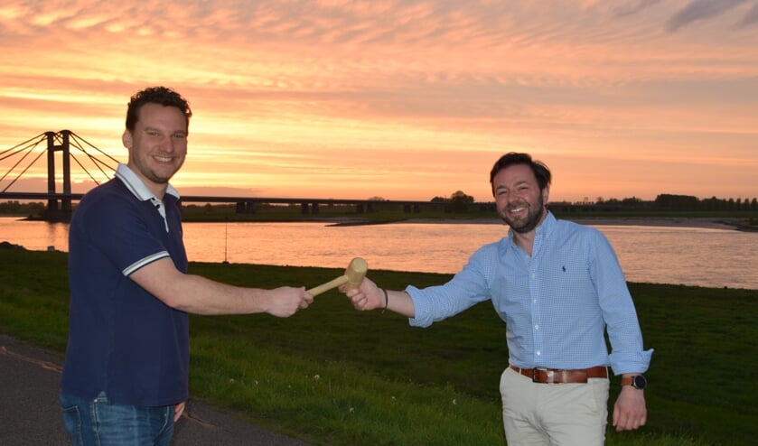 <p>Rob Reuvers geeft het stokje door aan Jan-Julius van Elferen.</p>