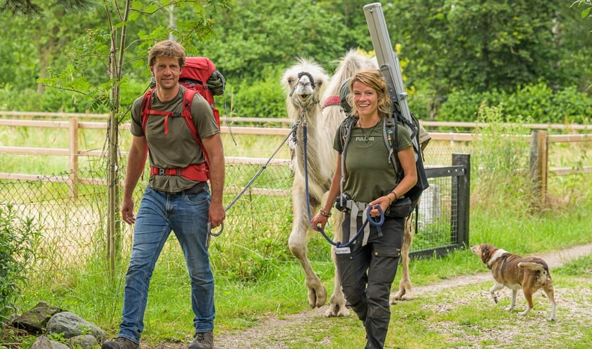 <p>Tamar Valkenier met een metgezel en kameel Einstein.</p>