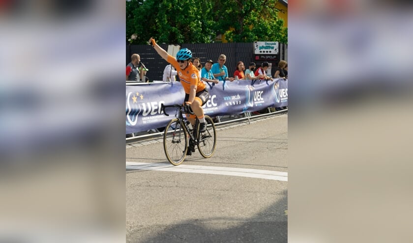 <p>Aniek Seelen wint tijdens de wegwedstrijk op het EK Paracycling</p>