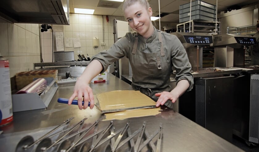 <p>Jamilla Klaassen aan het werk op haar stageplek.</p>