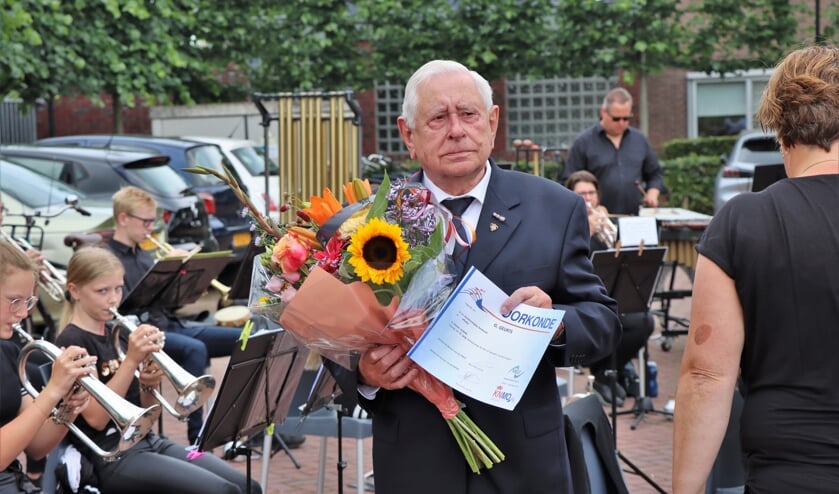 Meneer G. Geurts vierde zijn 75-jarige lidmaatschap jubileum bij muziekvereniging Eendracht. 