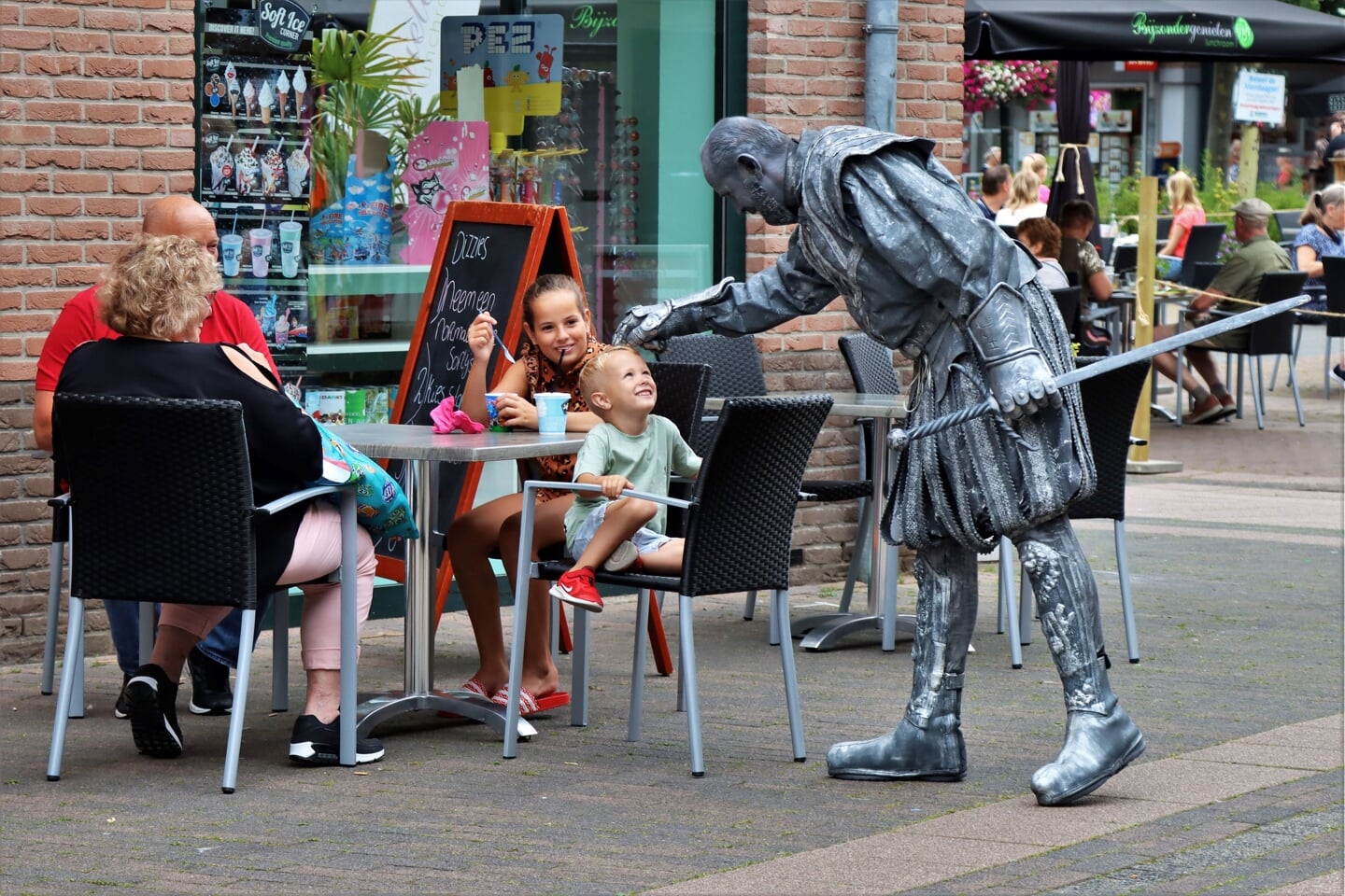 Straattheater met Living Statues in Beuningen