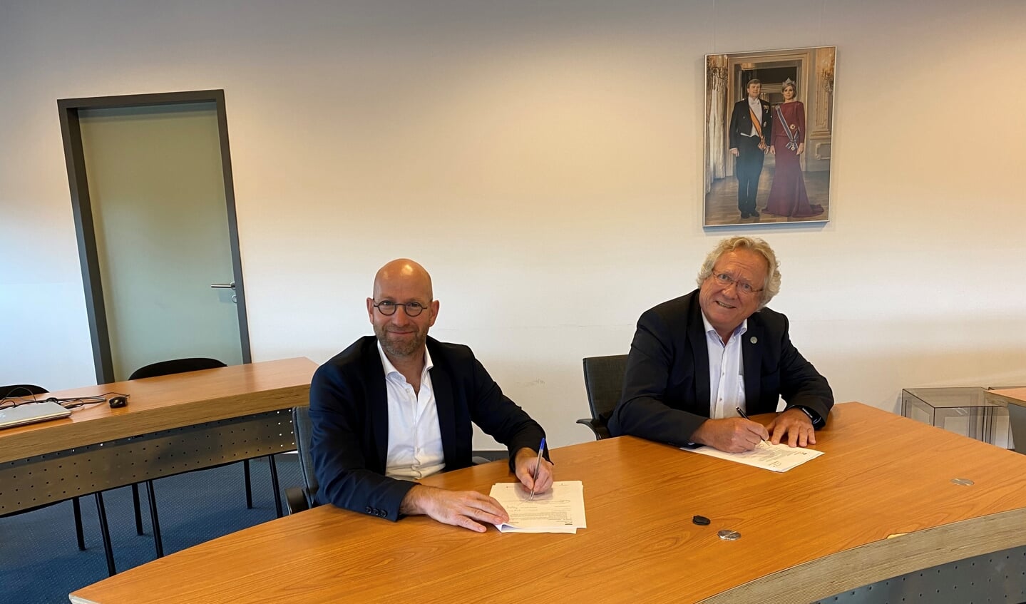 Harold van Rooijen, algemeen directeur Klokgroep (links) en André Springveld, wethouder wonen.