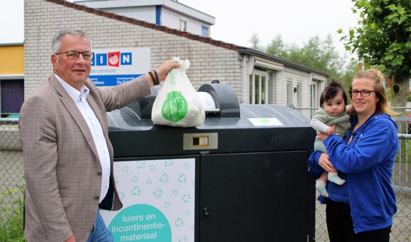 <p>Wethouder Piet de Klein en Nicole Reijnen (medewerker KION).</p>