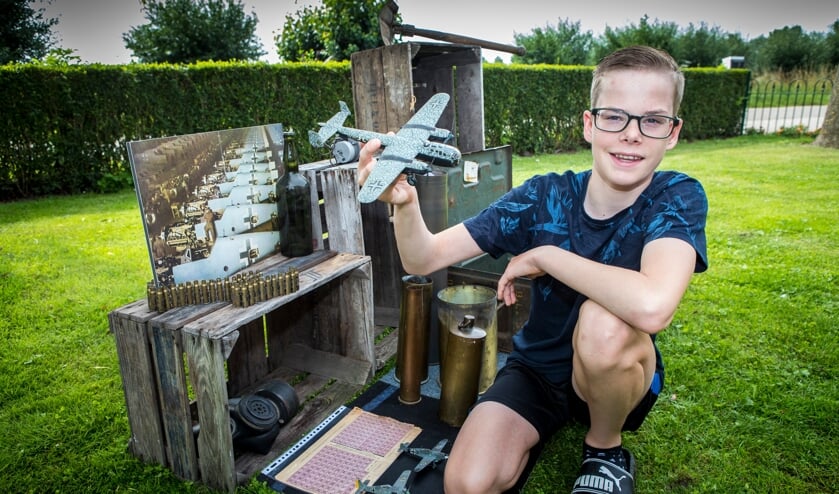 Lars Roelofs met zijn verzameling uit WOII.