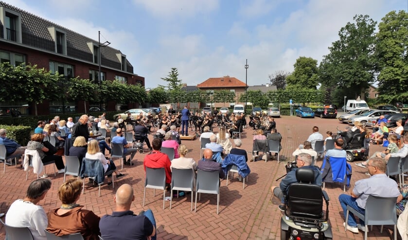 De opkomst voor het concert van Muziekvereniging Eendracht uit Afferden was zó groot dat er meer stoelen bij moesten komen. 