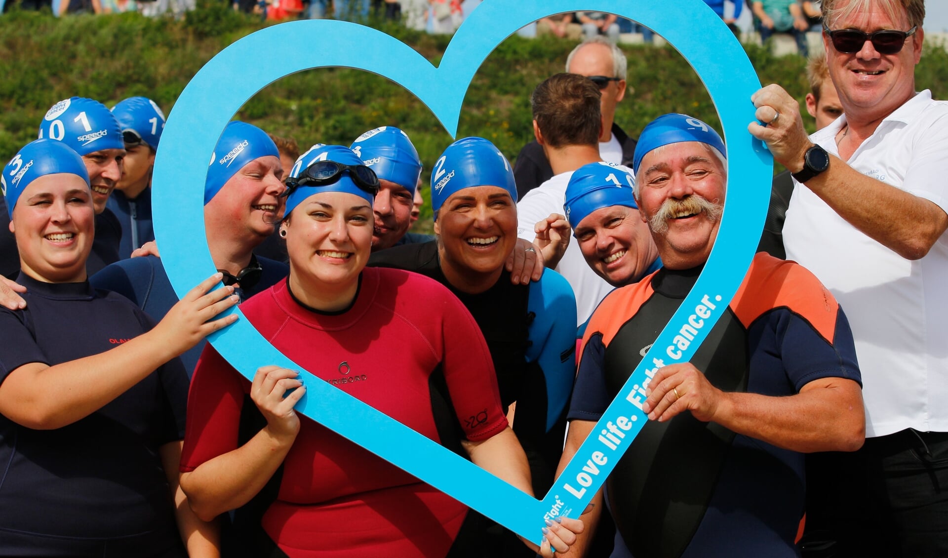Deelnemers voorafgaand aan Swim to Fight Cancer in 2019 