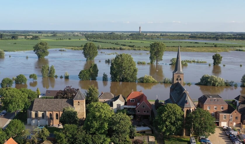 De Maas treedt buiten haar oevers.