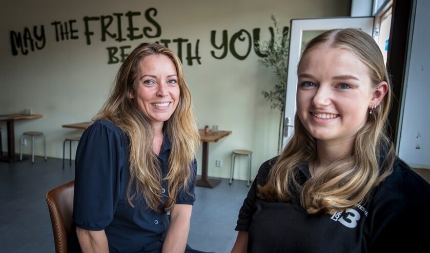 Nadine Lejeune van het Vlaams Friethuis en medewerkster Carmen.