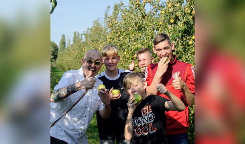 <p>Ook de jeugd plukt mee.</p>