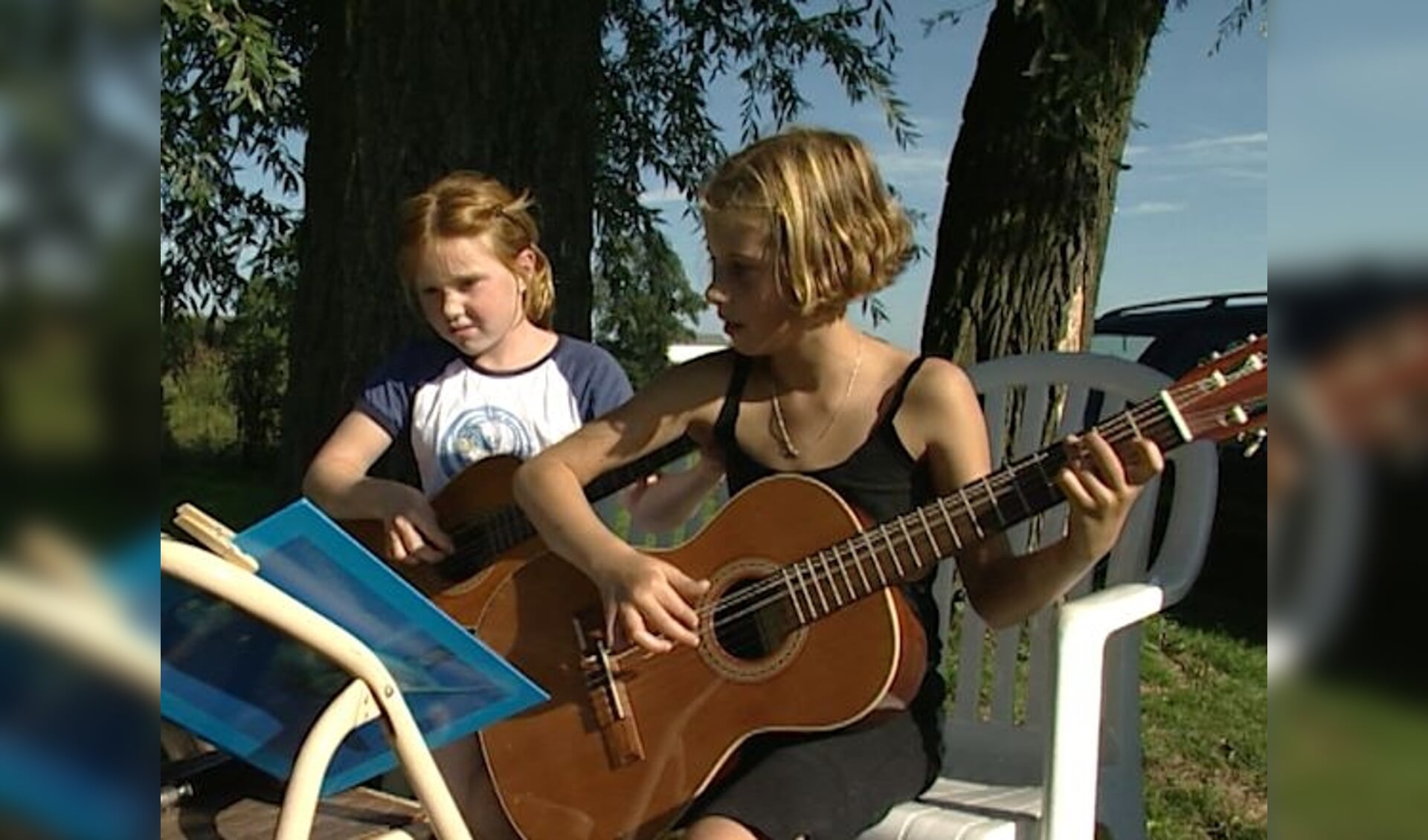 Kinderen maken muziek in Appeltern.