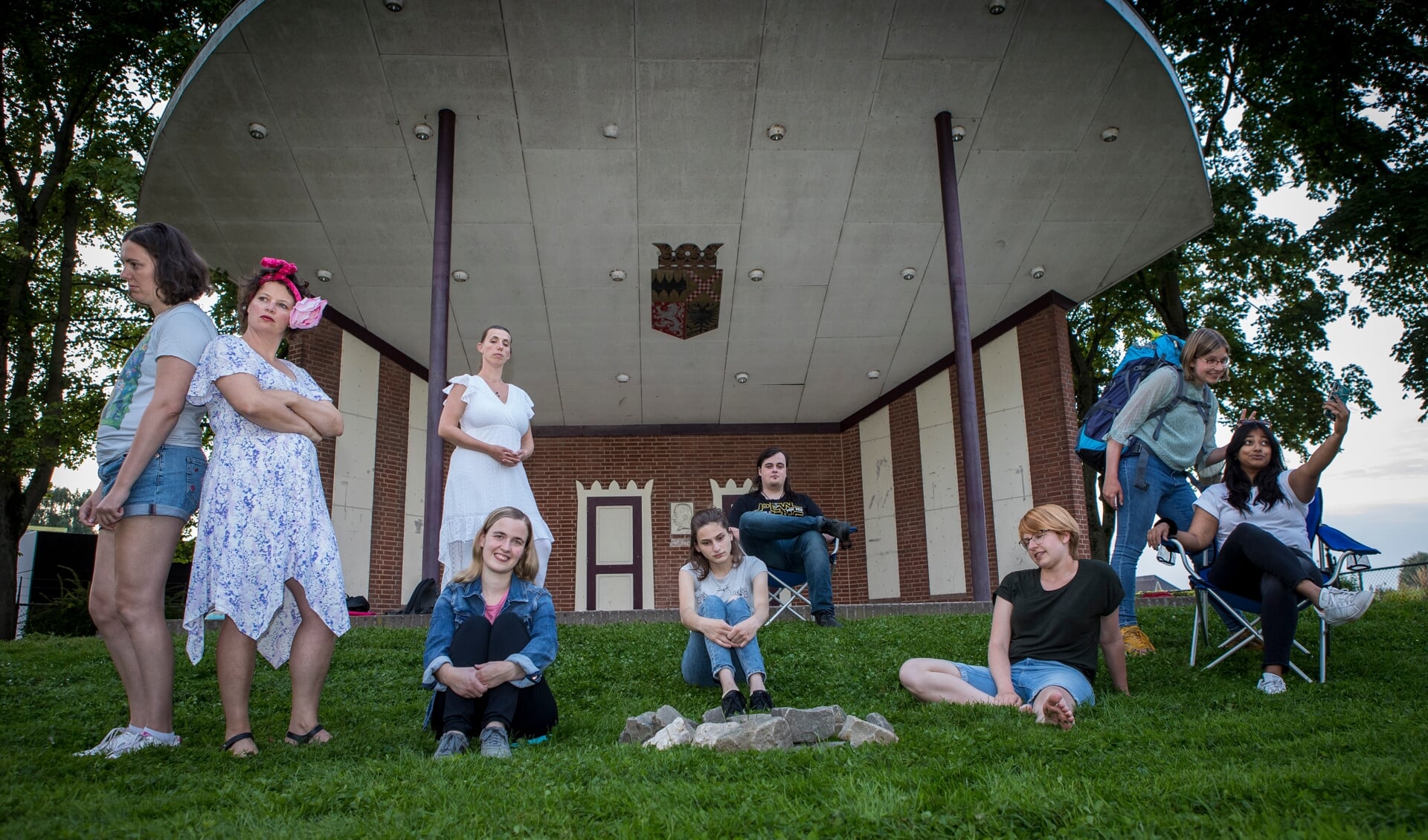 Toneelgroep Plankenkoorts brengt Camping Beau Sejour in de muziekkoepel in het hart van van Winssen. 