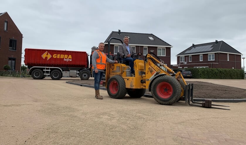 René Cruijsen, wethouder (rechts) en Edo Aerns, werkvoorbereider aannemer Gebra Infra (links)