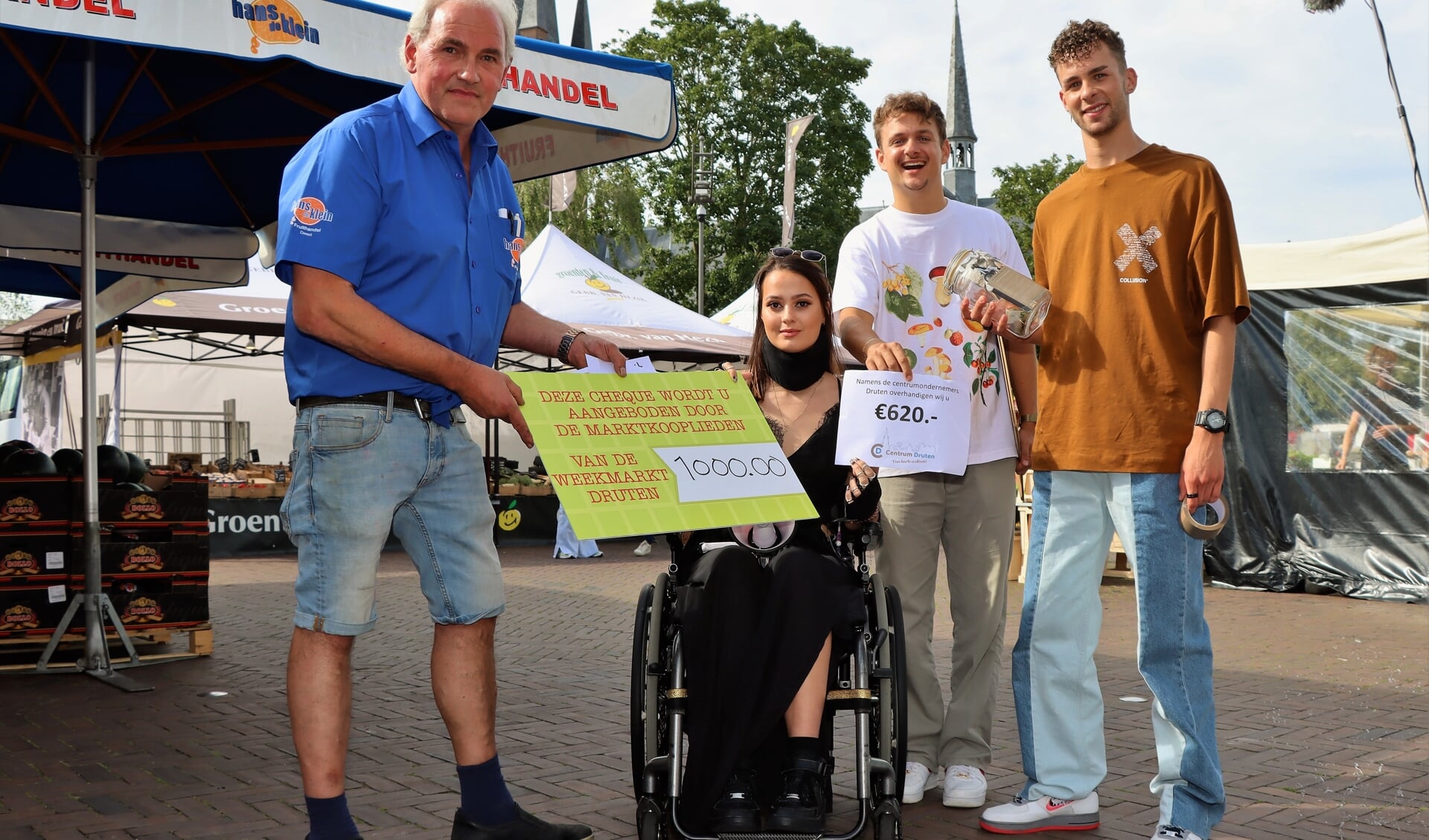 Onlangs ontving Jaël (m) de eerste donaties op de weekmarkt in Druten.