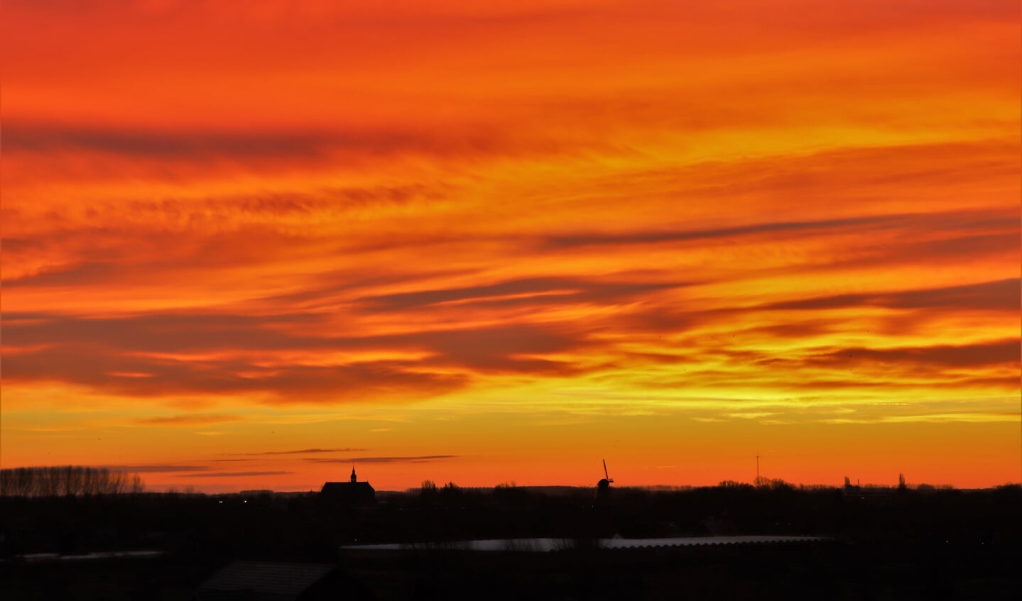 Opkomende zon Beneden-Leeuwen vanaf de PWA brug Oudjaarsdag