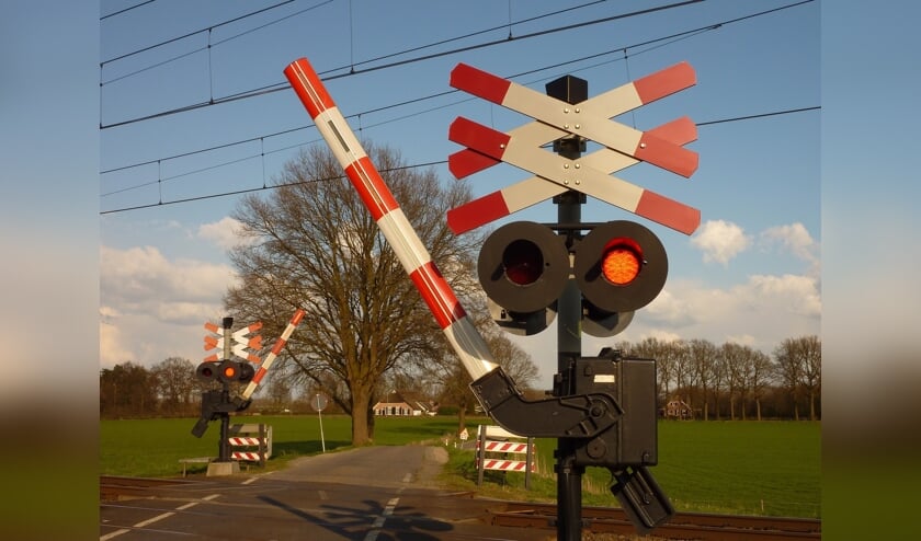 Beeld van een spoorwegovergang.