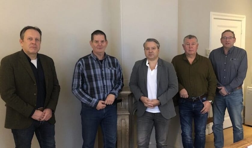 Bestuur van de vereniging met van links naar rechts Jan Evers (voorzitter); Marco Hendriks (secretaris); Edwin Stevens (penningmeester) en de algemene bestuursleden Ger van Rossum en Gerald Tebes.