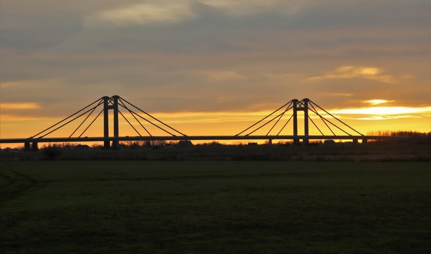 Opkomende zon Beneden-Leeuwen vanaf de PWA brug Oudjaarsdag