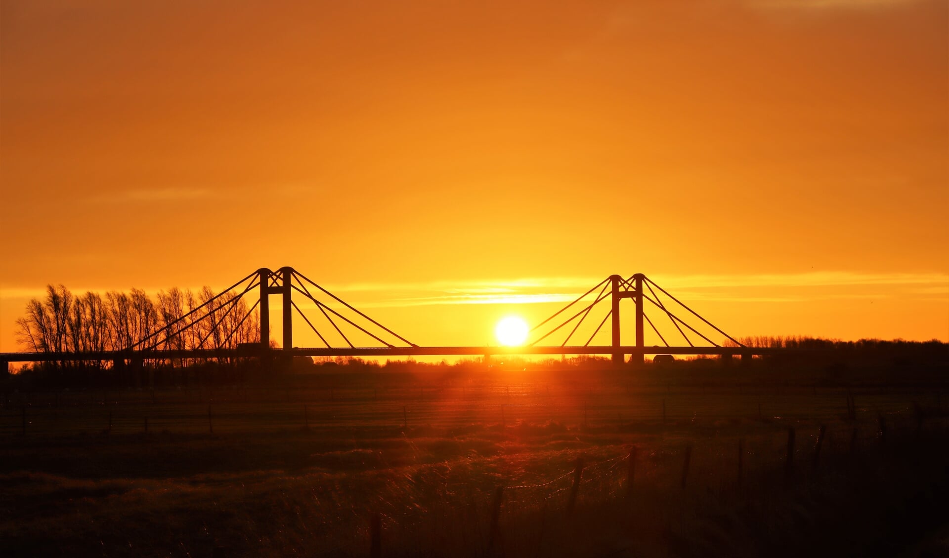Opkomende zon Beneden-Leeuwen vanaf de PWA brug Oudjaarsdag