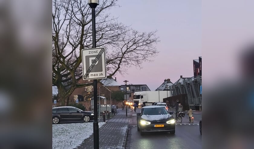 Lossende en ladende vrachtwagens zouden in de Ooievaarstraat voor gevaarlijke situaties zorgen.